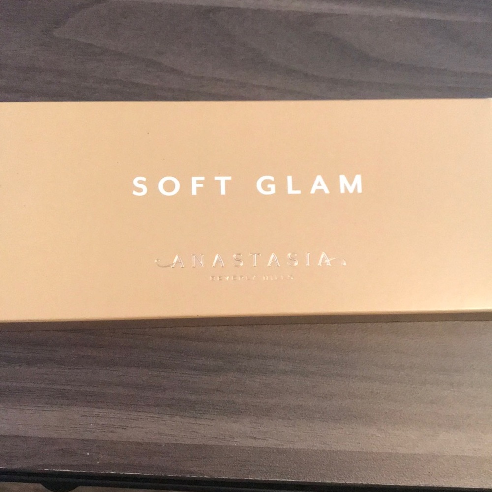 ABH NWT Soft Glam palette